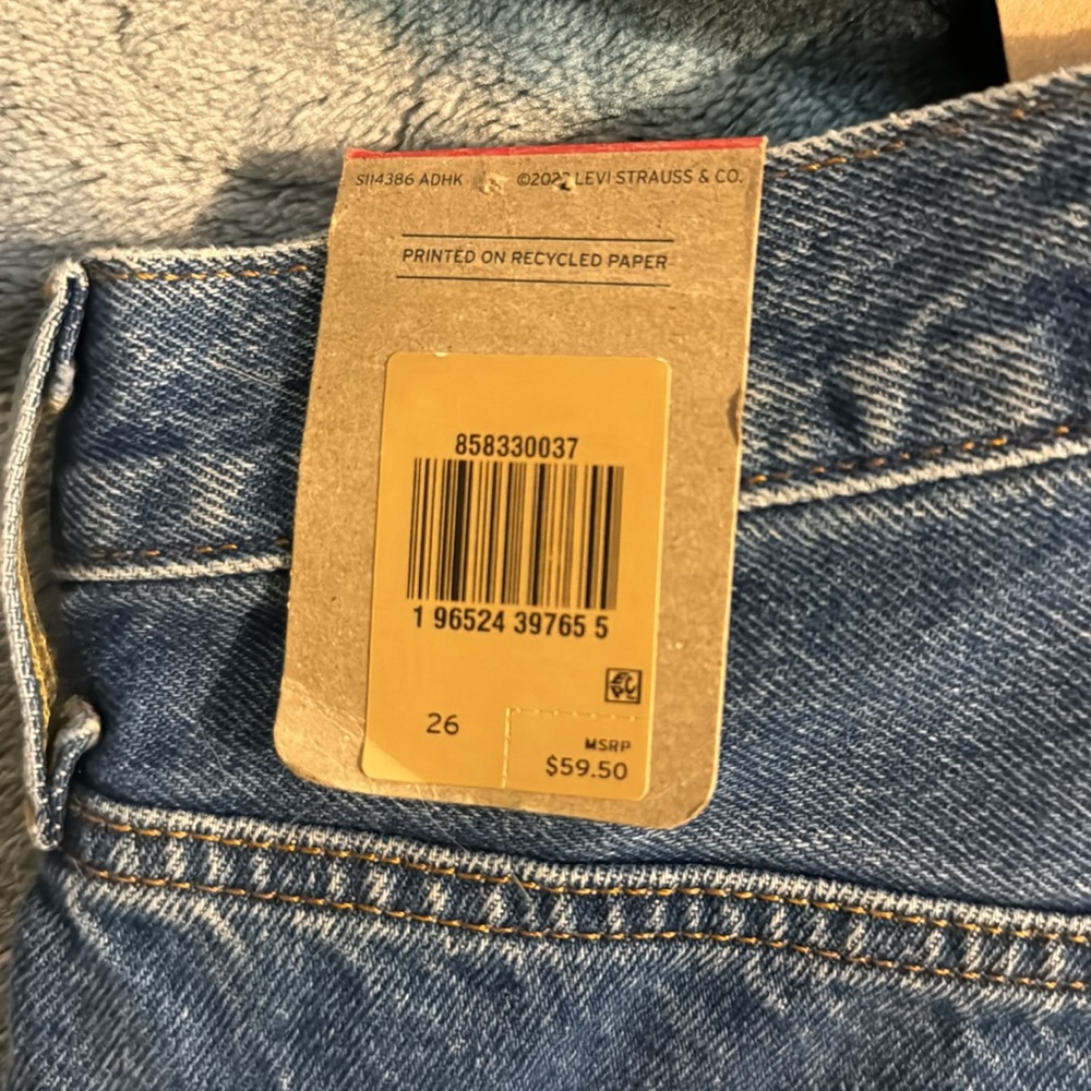 Hello I am selling a pair of Levi’s shorts. They are a size 26. - Picture 3 of 4